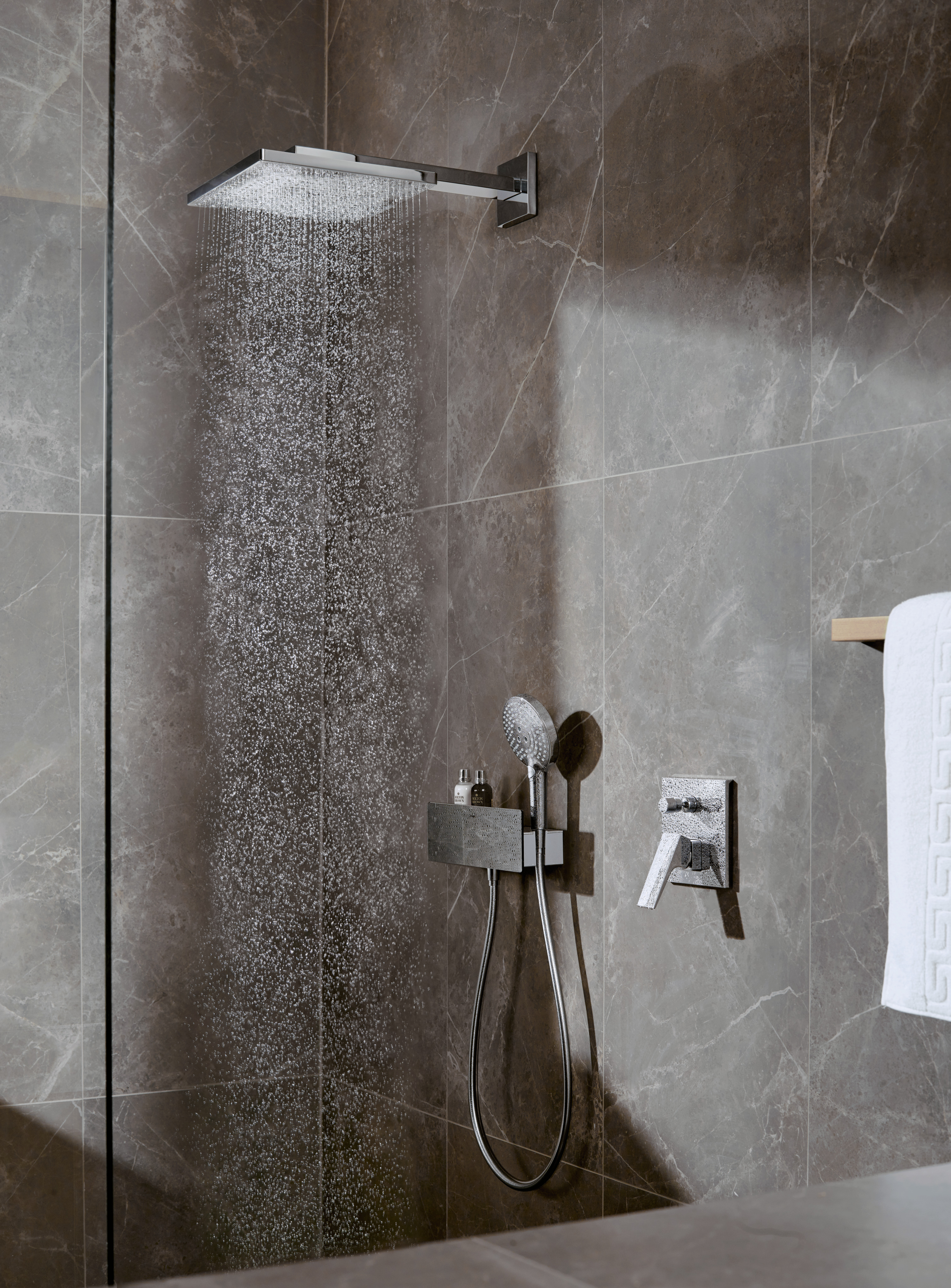 Close-up: Overhead shower 300 1jet with shower arm 1