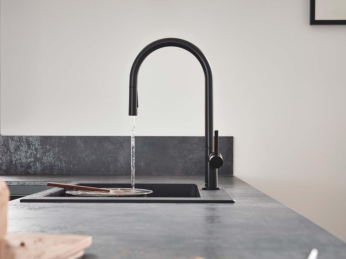 The kitchen countertop: Materials like glass and natural stone at a glance