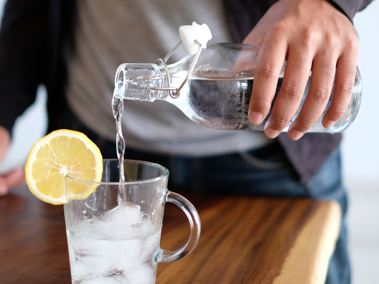 An osmosis system in the kitchen provides pure water without pollutants.