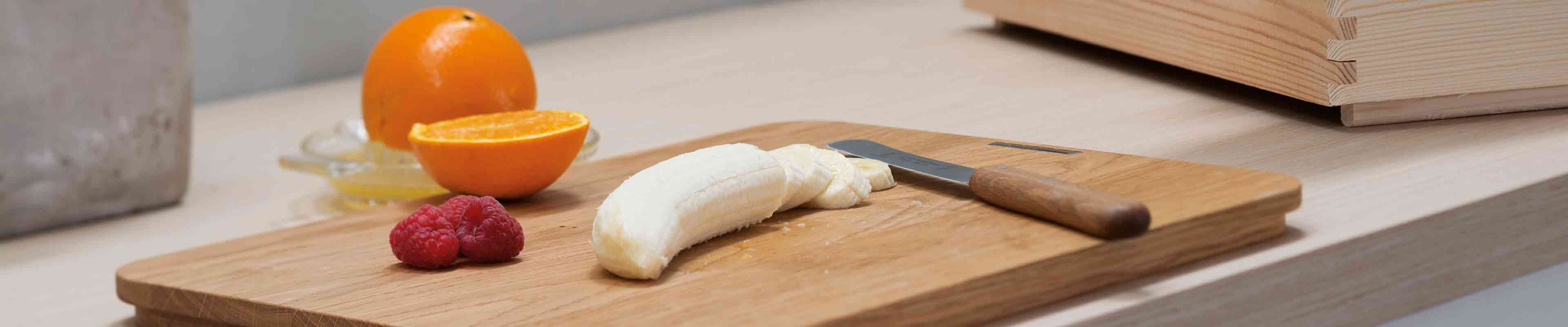 Kitchen accessories: Wooden cutting boards from hansgrohe.