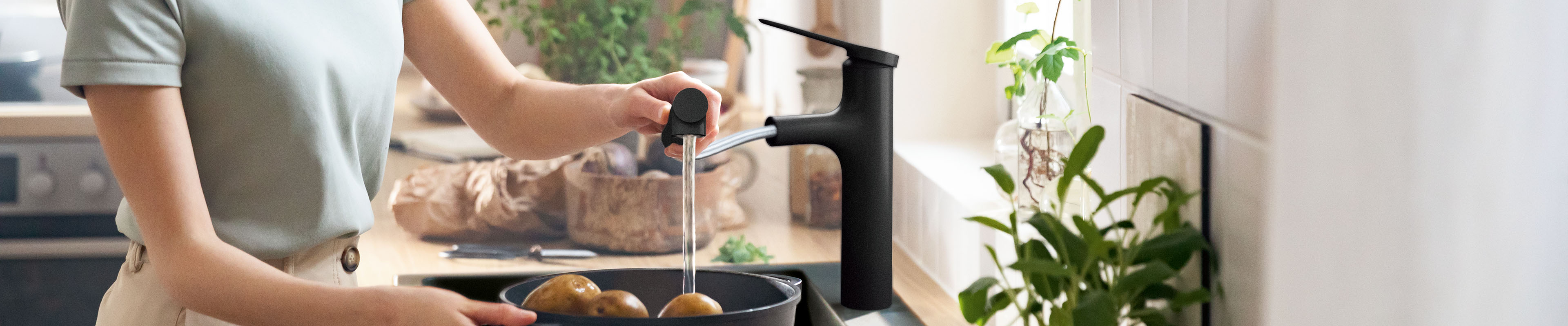 Zesis M33 with pull-out spray, matte black, on the sink.